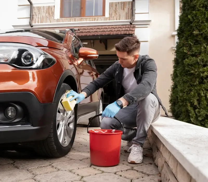 Lavage auto à domicile Pranles : professionnel intervenant sur un véhicule